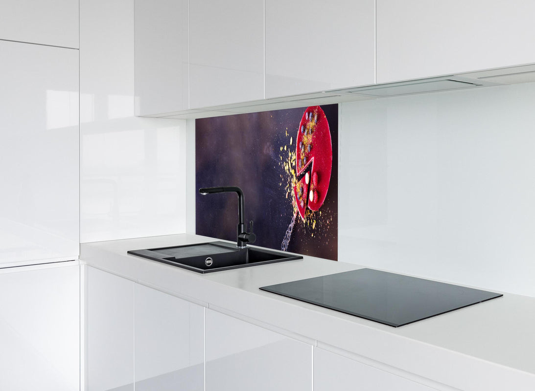 Spritzschutz - Leckerer Himbeerkuchen hinter modernem schwarz-matten Spülbecken in weißer Hochglanz-Küche