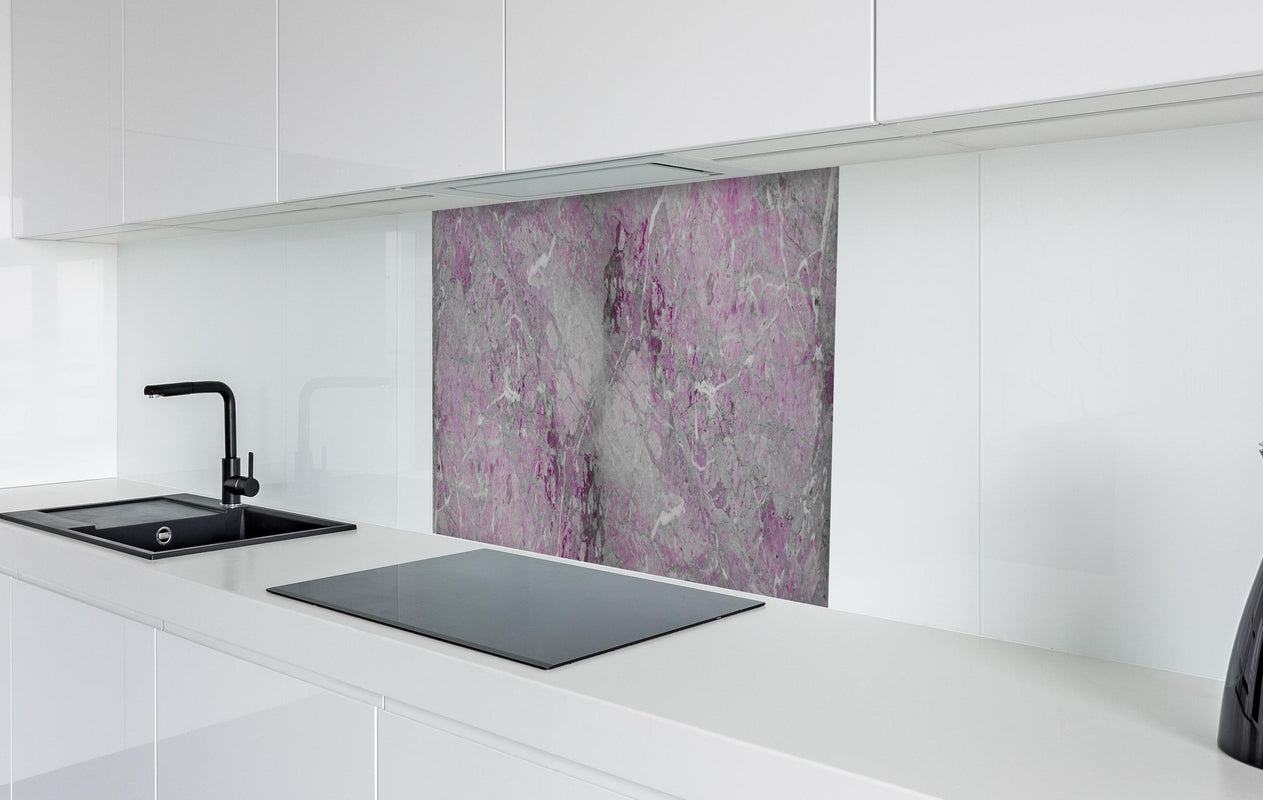 Spritzschutz - Lila fleckige Marmor Hintergrund  in weißer Hochglanz-Küche hinter einem Cerankochfeld