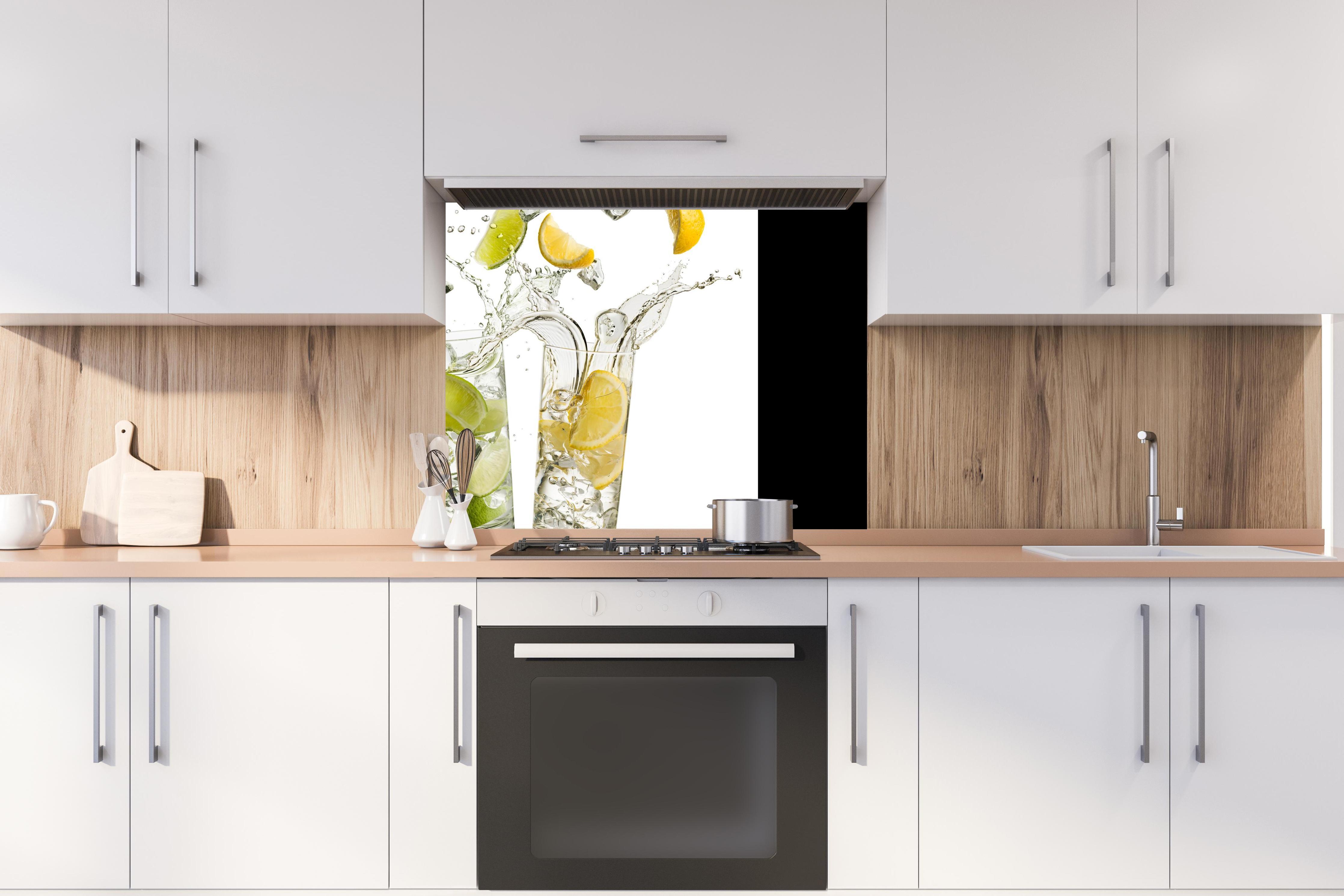 Spritzschutz - Limetten-Zitronen Getränk hinter stilvollem Gasherd unter Dunstabzugshaube
