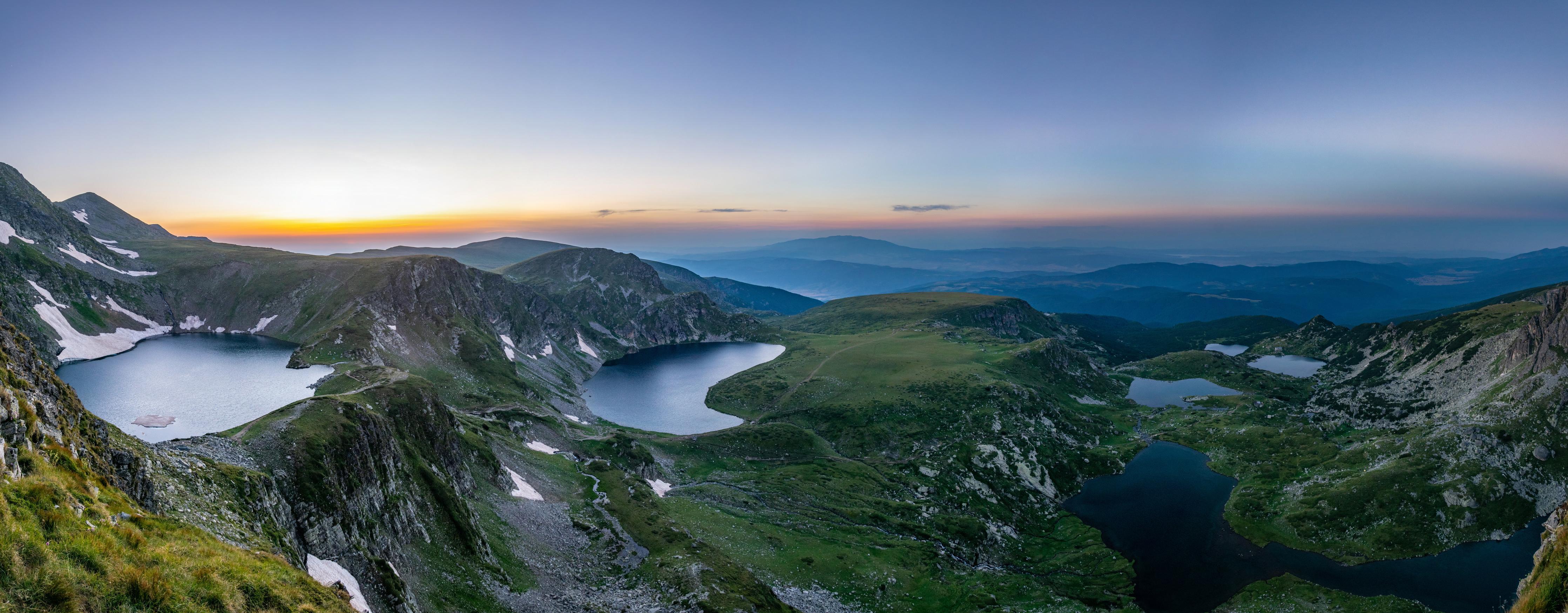 Spritzschutz-Luftaufnahme der sieben Rila-Seen - Bulgarien
