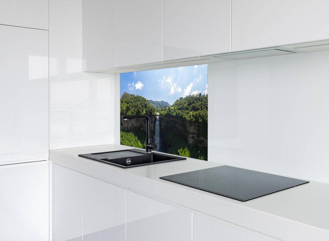 Spritzschutz - Luftaufnahme von El Salto de Tequendama hinter modernem schwarz-matten Spülbecken in weißer Hochglanz-Küche