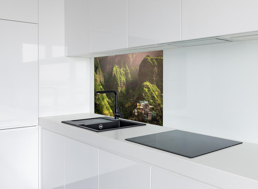 Spritzschutz - Luftaufnahme von Fontainhas - Kabo Verde hinter modernem schwarz-matten Spülbecken in weißer Hochglanz-Küche