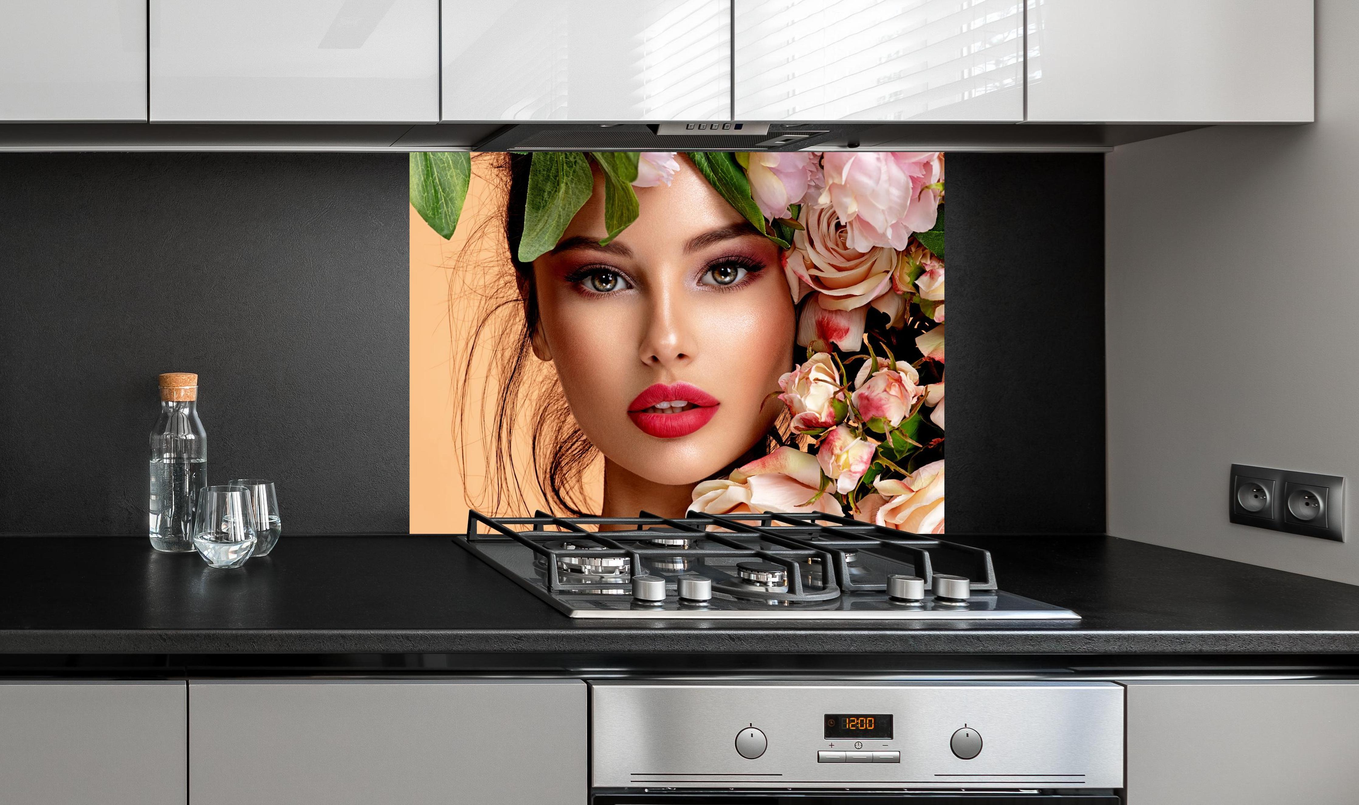 Spritzschutz - Mädchen mit Rosen auf dem Kopf an edler Anthrazit-Wand hinter silbernem Gasherd