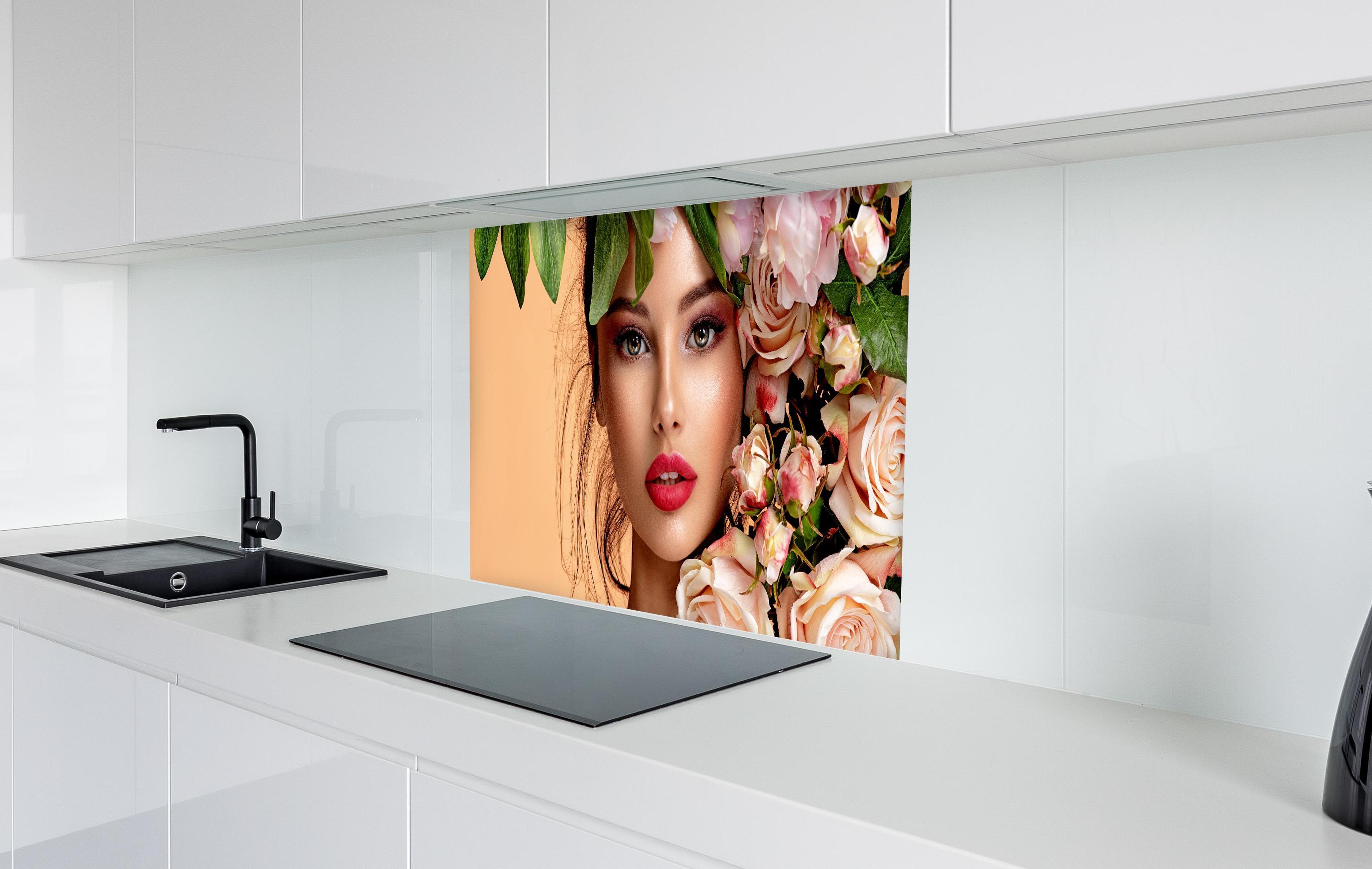 Spritzschutz - Mädchen mit Rosen auf dem Kopf  in weißer Hochglanz-Küche hinter einem Cerankochfeld