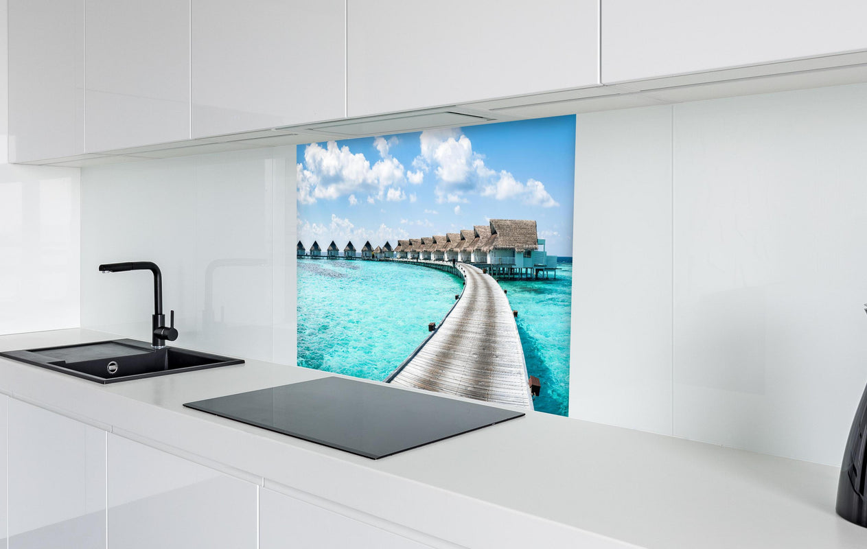 Spritzschutz - Malediven Wasser-Hotel  in weißer Hochglanz-Küche hinter einem Cerankochfeld