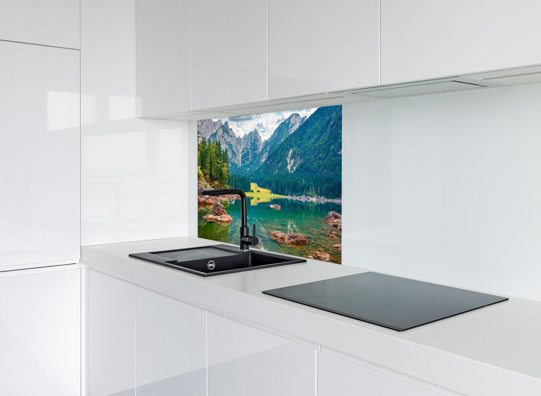 Spritzschutz - Malerische Sommeransicht des Fusine Sees hinter modernem schwarz-matten Spülbecken in weißer Hochglanz-Küche
