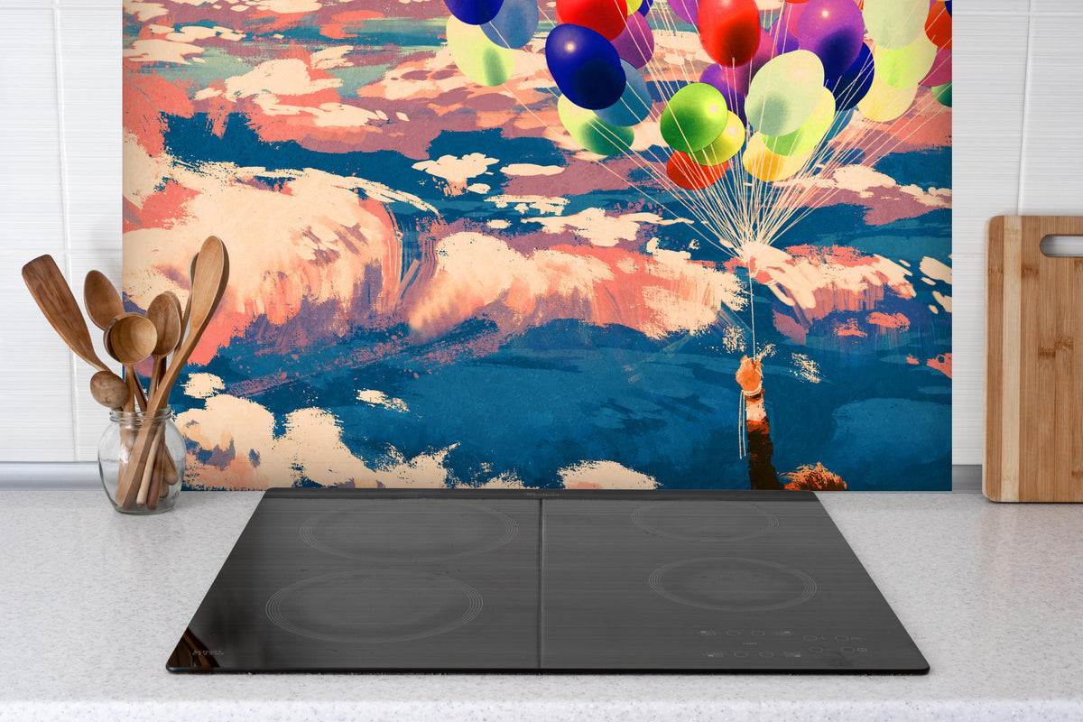 Spritzschutz - Mann fliegt mit bunten Luftballons über Wolken hinter einem Cerankochfeld zwischen Holz-Kochutensilien
