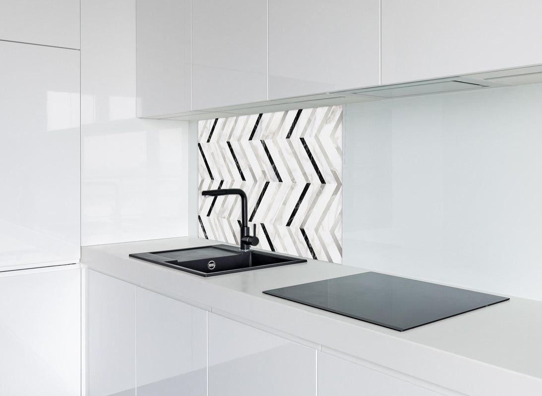 Spritzschutz - Marmor Fischgrätenmuster hinter modernem schwarz-matten Spülbecken in weißer Hochglanz-Küche