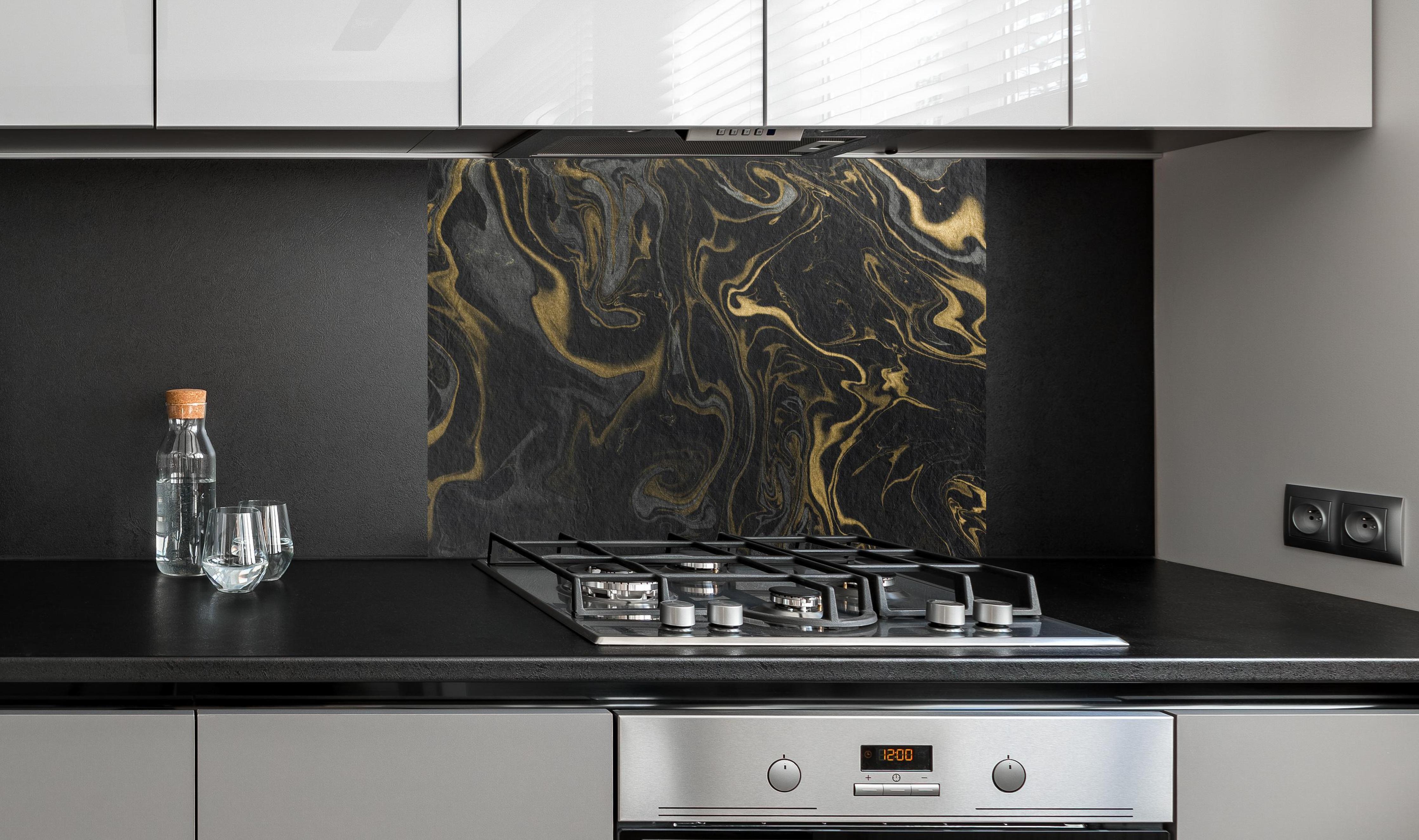 Spritzschutz - Marmor mit antikem goldenen und weißen Muster an edler Anthrazit-Wand hinter silbernem Gasherd