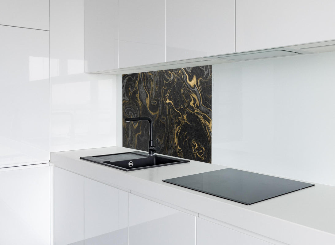 Spritzschutz - Marmor mit antikem goldenen und weißen Muster hinter modernem schwarz-matten Spülbecken in weißer Hochglanz-Küche
