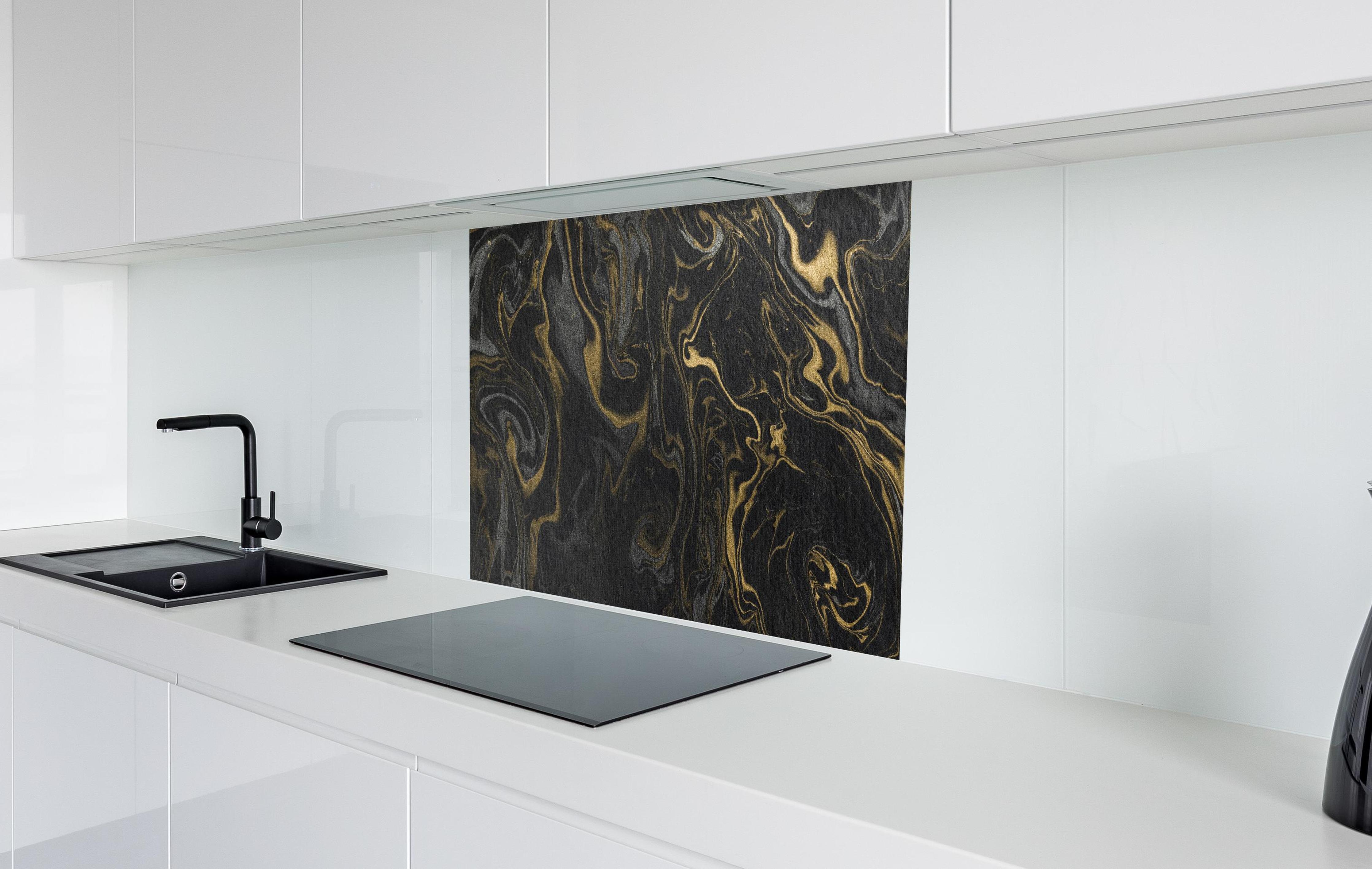 Spritzschutz - Marmor mit antikem goldenen und weißen Muster  in weißer Hochglanz-Küche hinter einem Cerankochfeld
