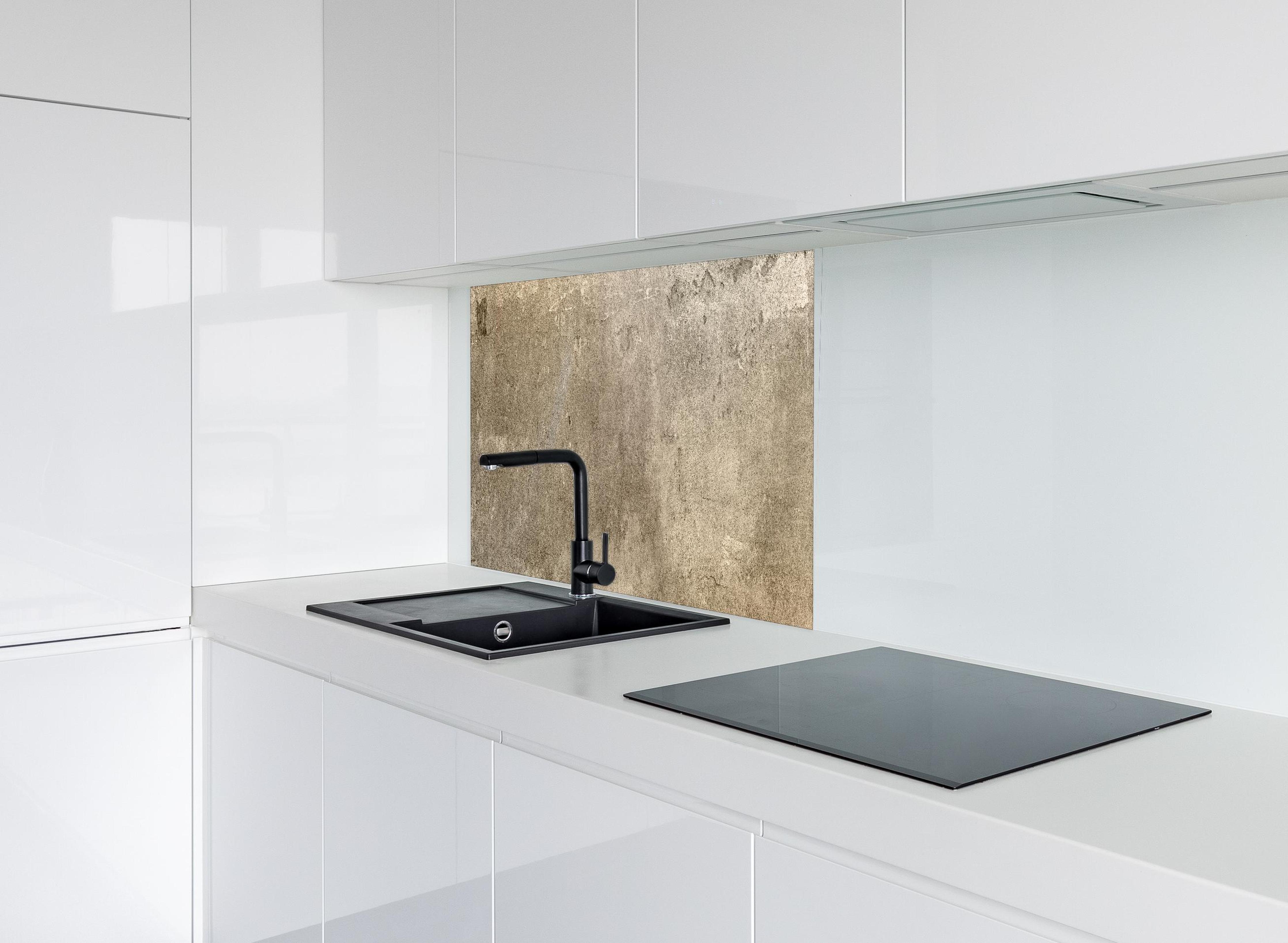 Spritzschutz - Massiver beigefarbiger Beton hinter modernem schwarz-matten Spülbecken in weißer Hochglanz-Küche