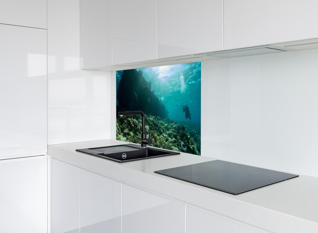Spritzschutz - Meeresboden mit Unterwasserleben hinter modernem schwarz-matten Spülbecken in weißer Hochglanz-Küche