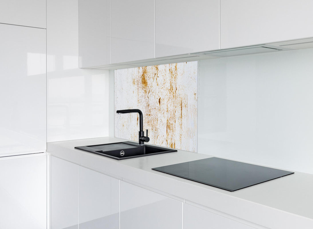 Spritzschutz - Metall mit rauer Rostoberfläche  hinter modernem schwarz-matten Spülbecken in weißer Hochglanz-Küche