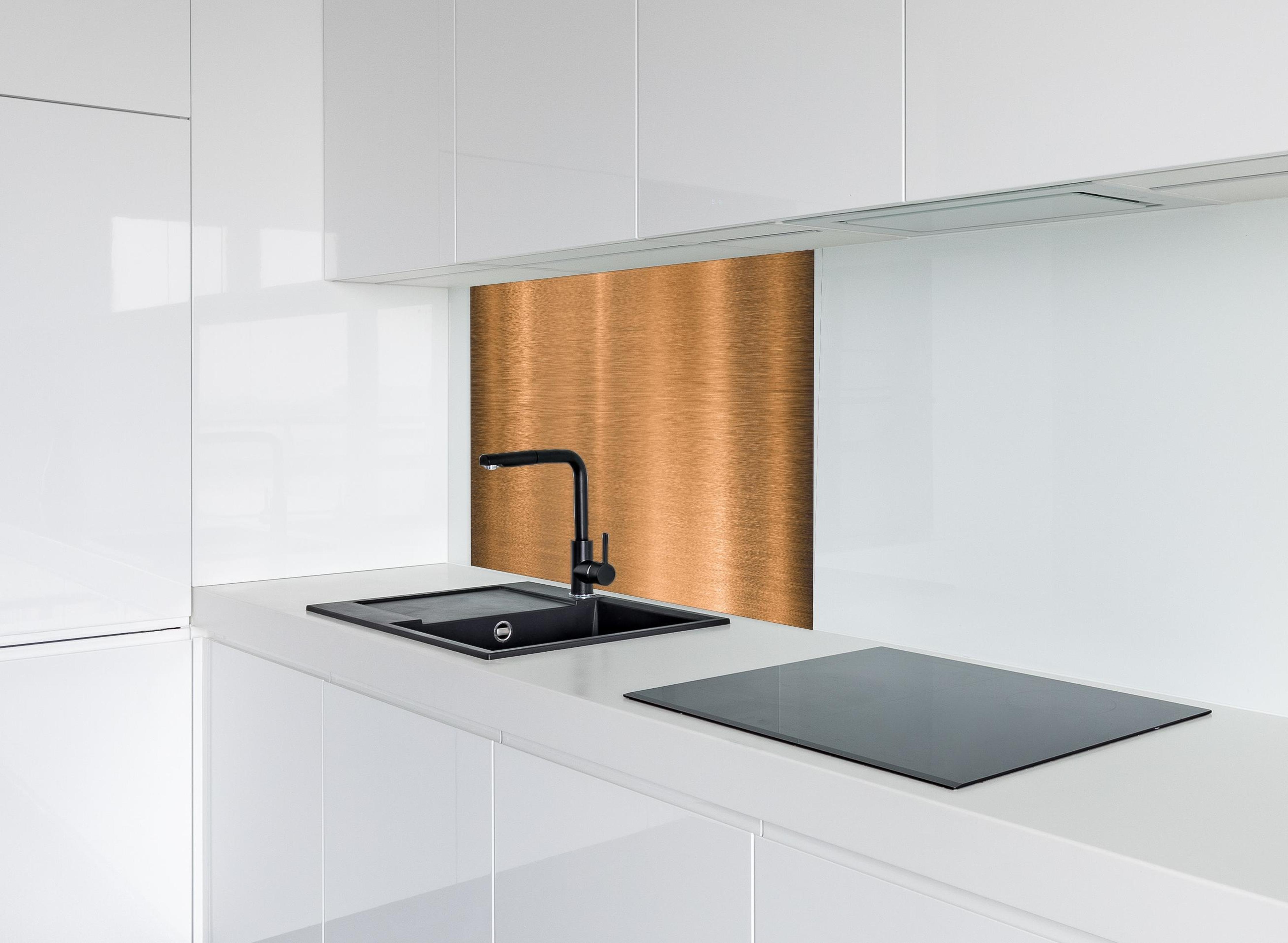Spritzschutz - Metallische Kupferplatte hinter modernem schwarz-matten Spülbecken in weißer Hochglanz-Küche