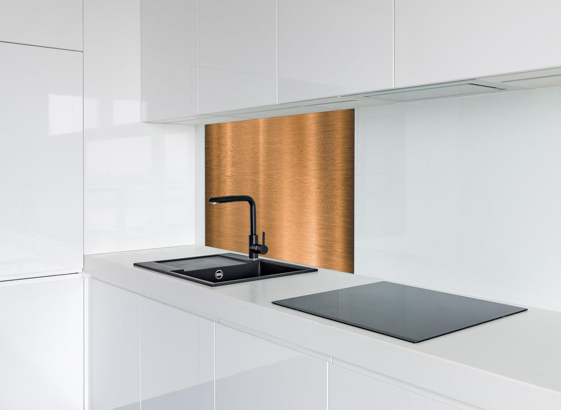 Spritzschutz - Metallische Kupferplatte hinter modernem schwarz-matten Spülbecken in weißer Hochglanz-Küche