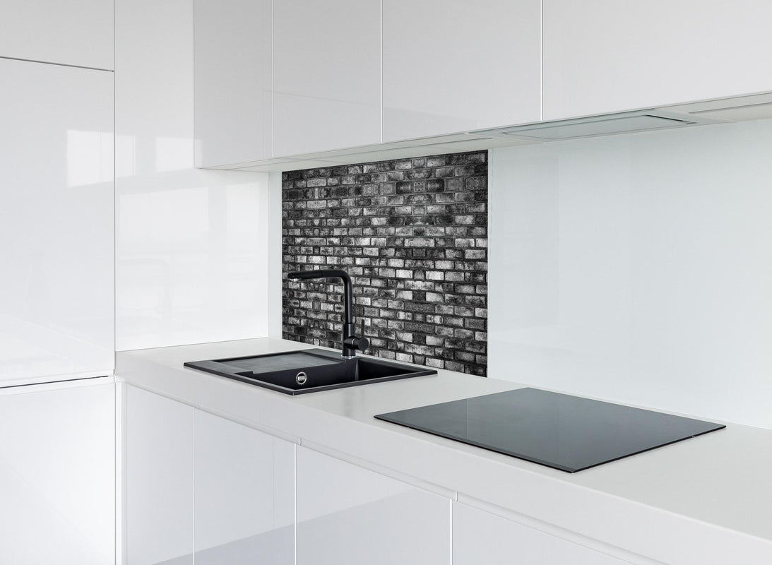 Spritzschutz - Metallische Steinstruktur hinter modernem schwarz-matten Spülbecken in weißer Hochglanz-Küche