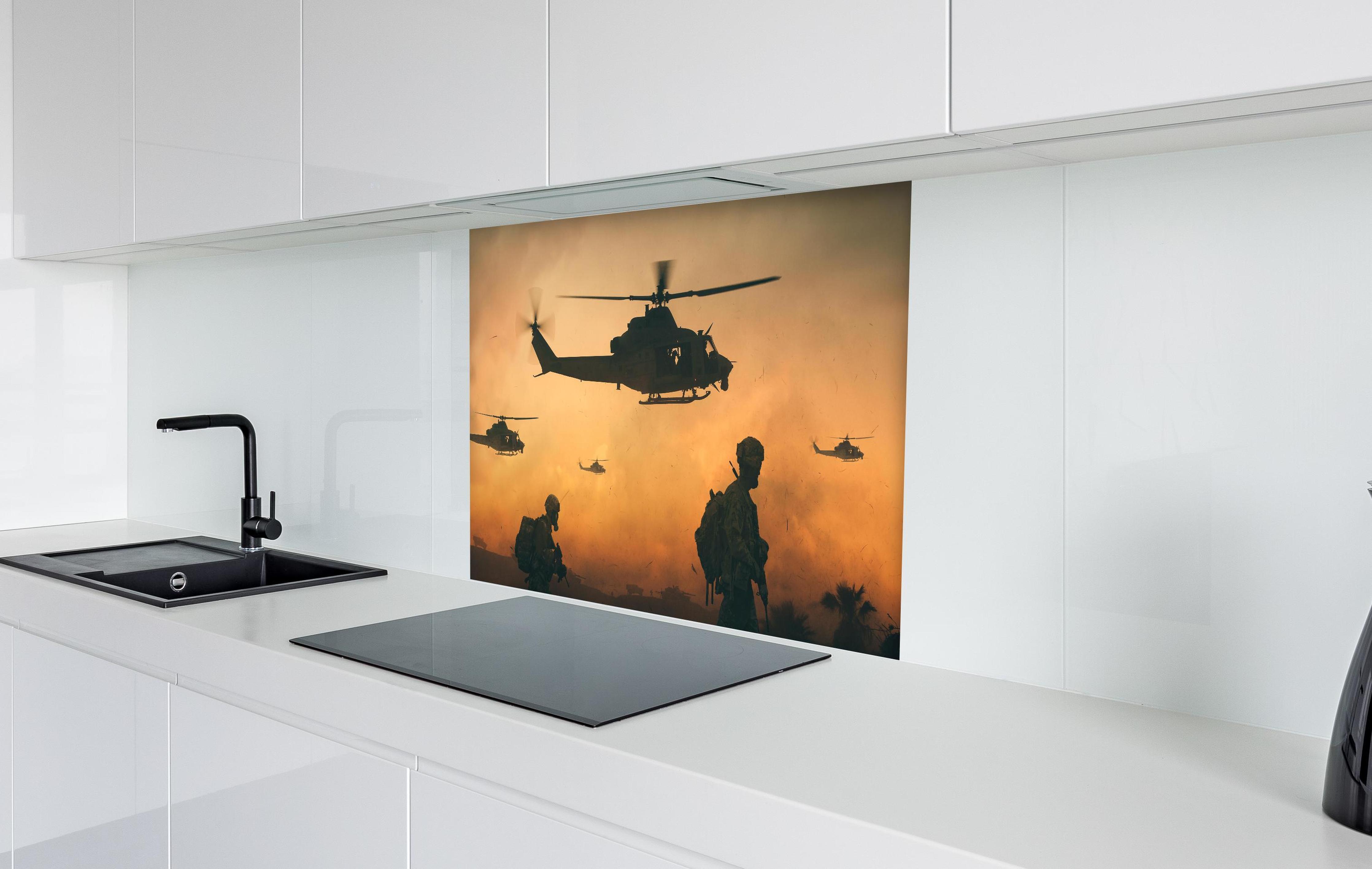Spritzschutz - Militär und Hubschrauber auf dem Weg zum Schlachtfeld  in weißer Hochglanz-Küche hinter einem Cerankochfeld