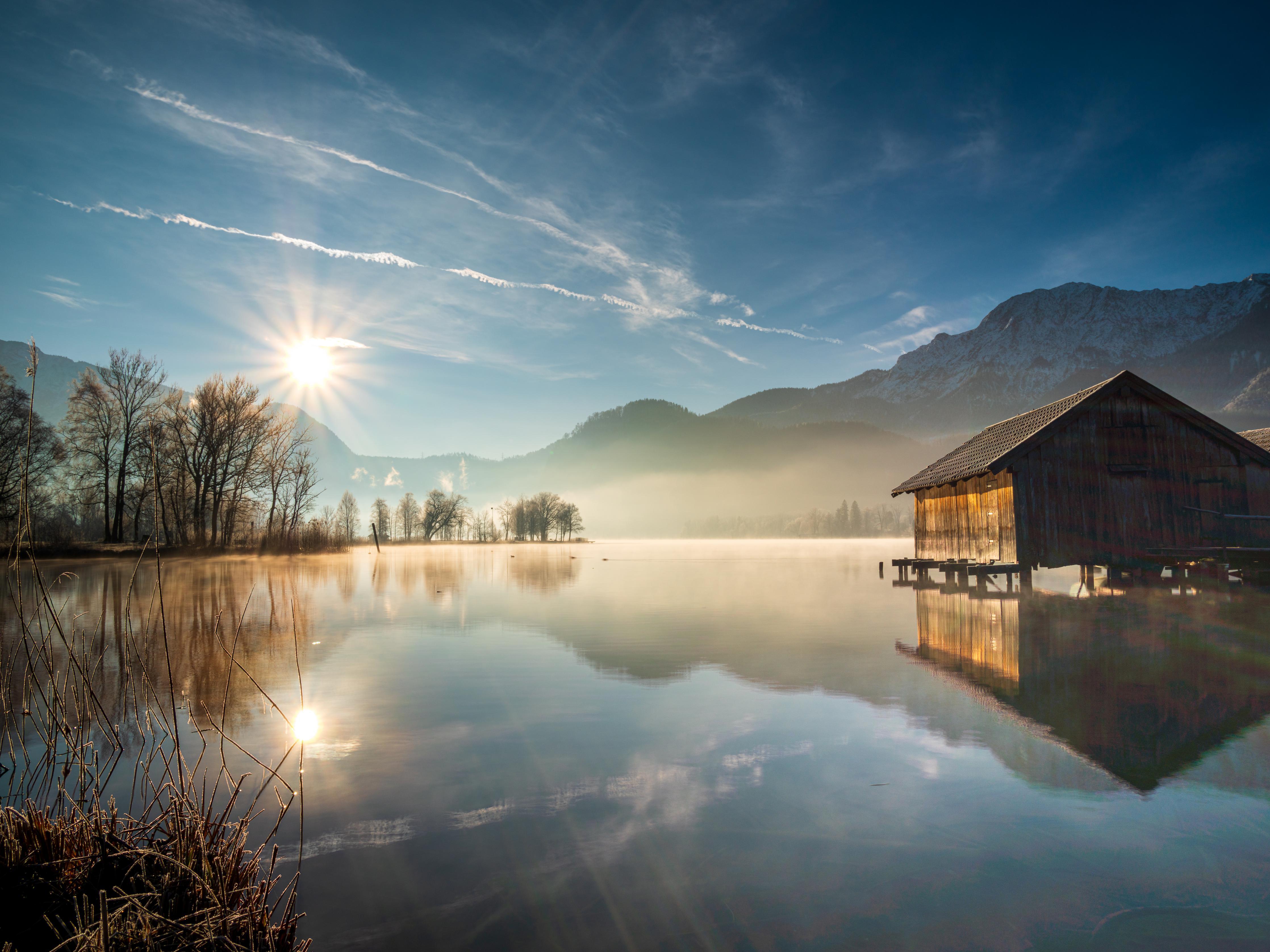 Spritzschutz-Morgensonnenblick über Bayerischen Kochelsee