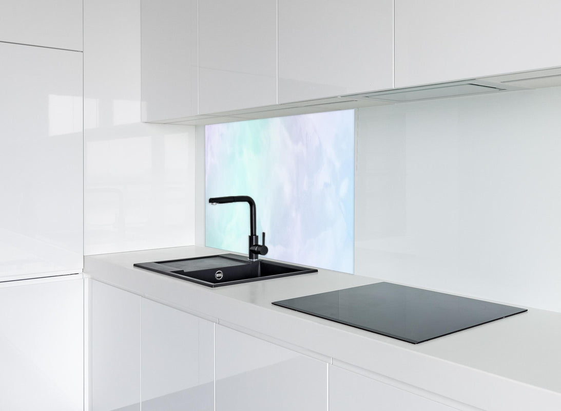 Spritzschutz - Nahaufnahme von Pastellfarbigem Marmor hinter modernem schwarz-matten Spülbecken in weißer Hochglanz-Küche