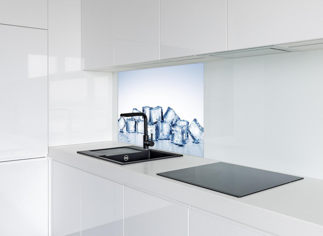 Spritzschutz - Nahaufnahme von quadratische Eiswürfel hinter modernem schwarz-matten Spülbecken in weißer Hochglanz-Küche