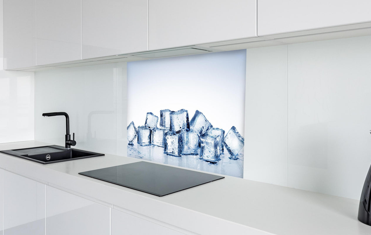Spritzschutz - Nahaufnahme von quadratische Eiswürfel  in weißer Hochglanz-Küche hinter einem Cerankochfeld