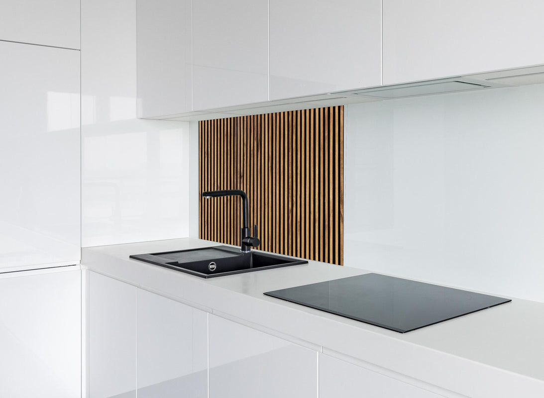 Spritzschutz - Nahtloses Muster aus Holzlatten hinter modernem schwarz-matten Spülbecken in weißer Hochglanz-Küche