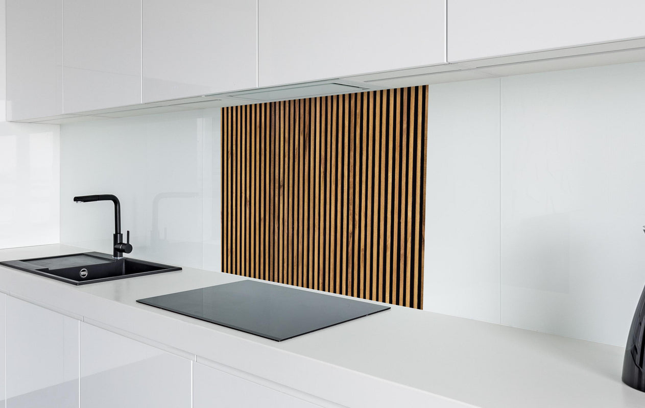 Spritzschutz - Nahtloses Muster aus Holzlatten  in weißer Hochglanz-Küche hinter einem Cerankochfeld