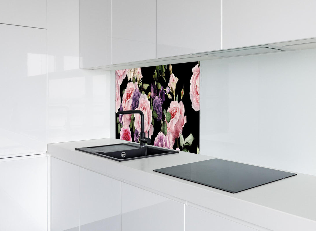 Spritzschutz - Nahtloses florales Muster mit Rosen hinter modernem schwarz-matten Spülbecken in weißer Hochglanz-Küche