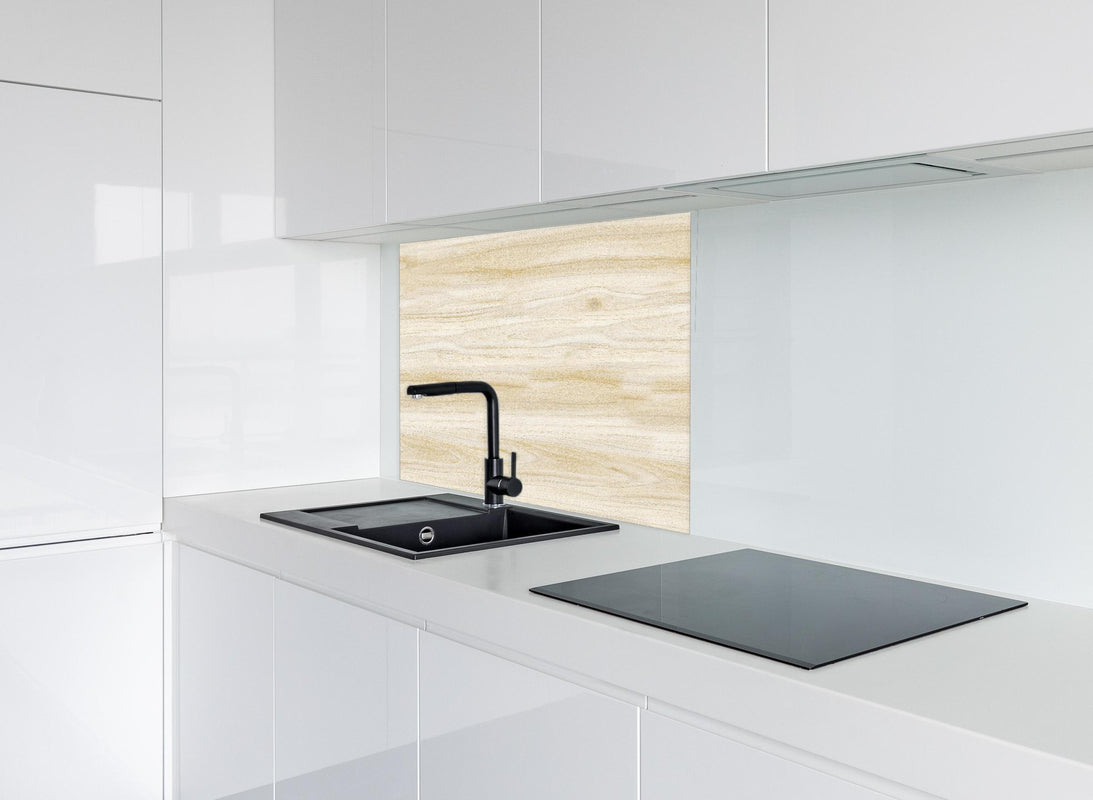 Spritzschutz - Natürliche Holztextur hinter modernem schwarz-matten Spülbecken in weißer Hochglanz-Küche