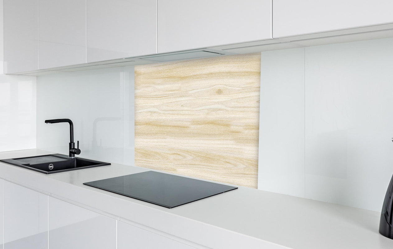 Spritzschutz - Natürliche Holztextur  in weißer Hochglanz-Küche hinter einem Cerankochfeld