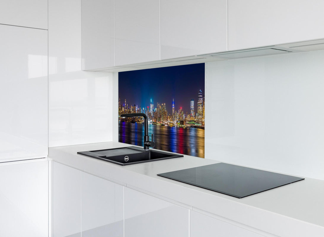 Spritzschutz - New York City Manhattan Midtown 2 hinter modernem schwarz-matten Spülbecken in weißer Hochglanz-Küche