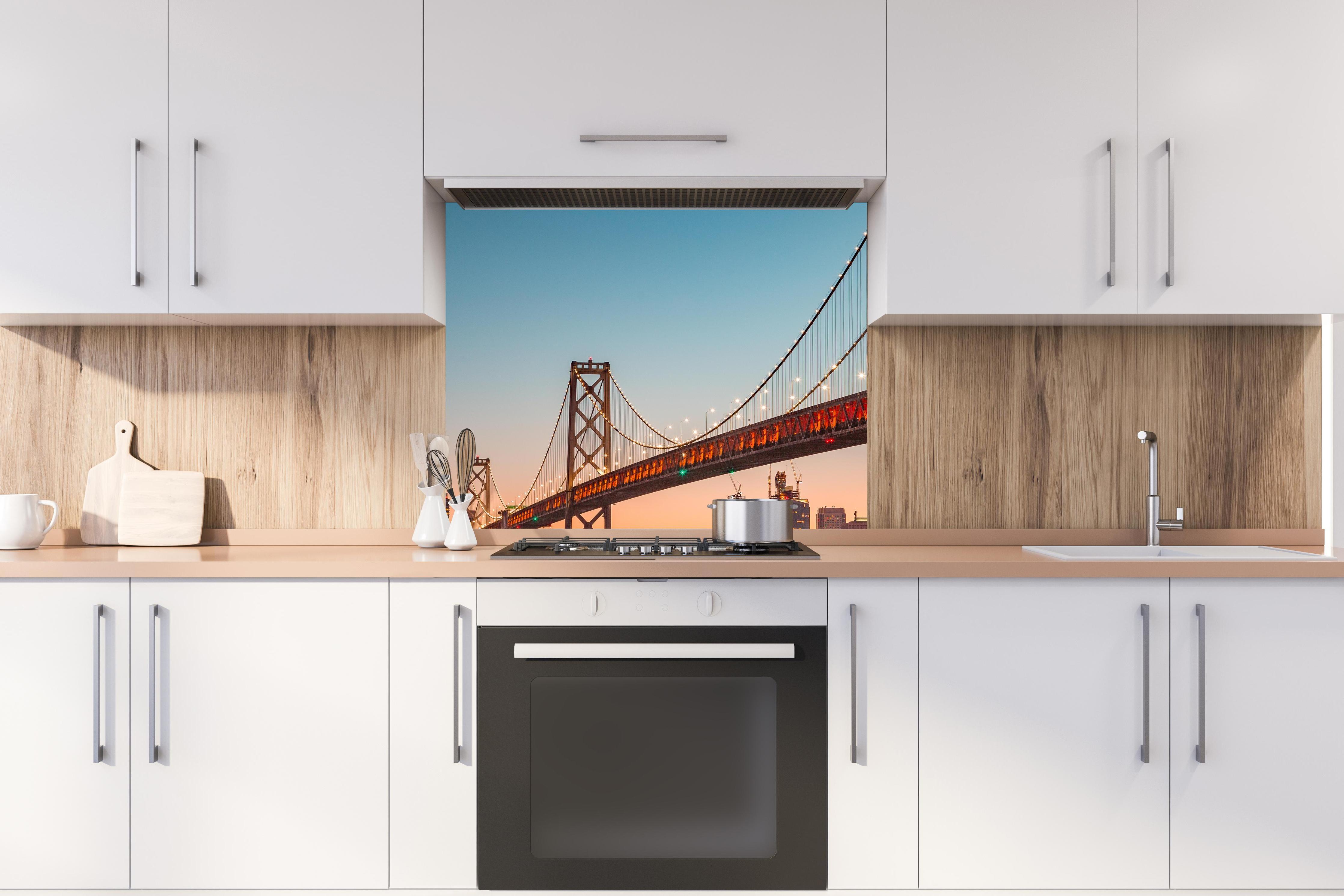 Spritzschutz - Oakland Bay Bridge bei Abendsonne hinter stilvollem Gasherd unter Dunstabzugshaube