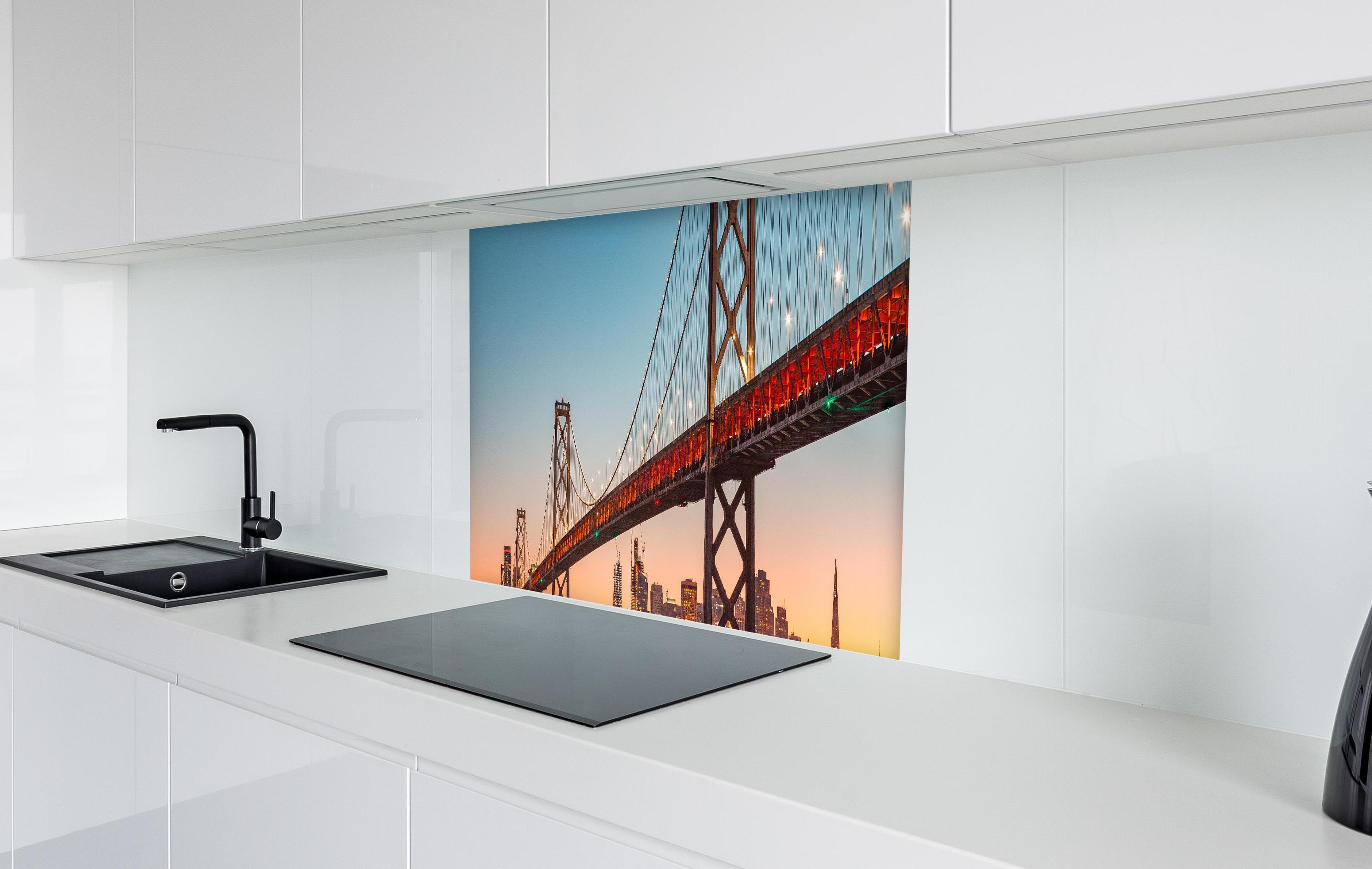 Spritzschutz - Oakland Bay Bridge bei Abendsonne  in weißer Hochglanz-Küche hinter einem Cerankochfeld