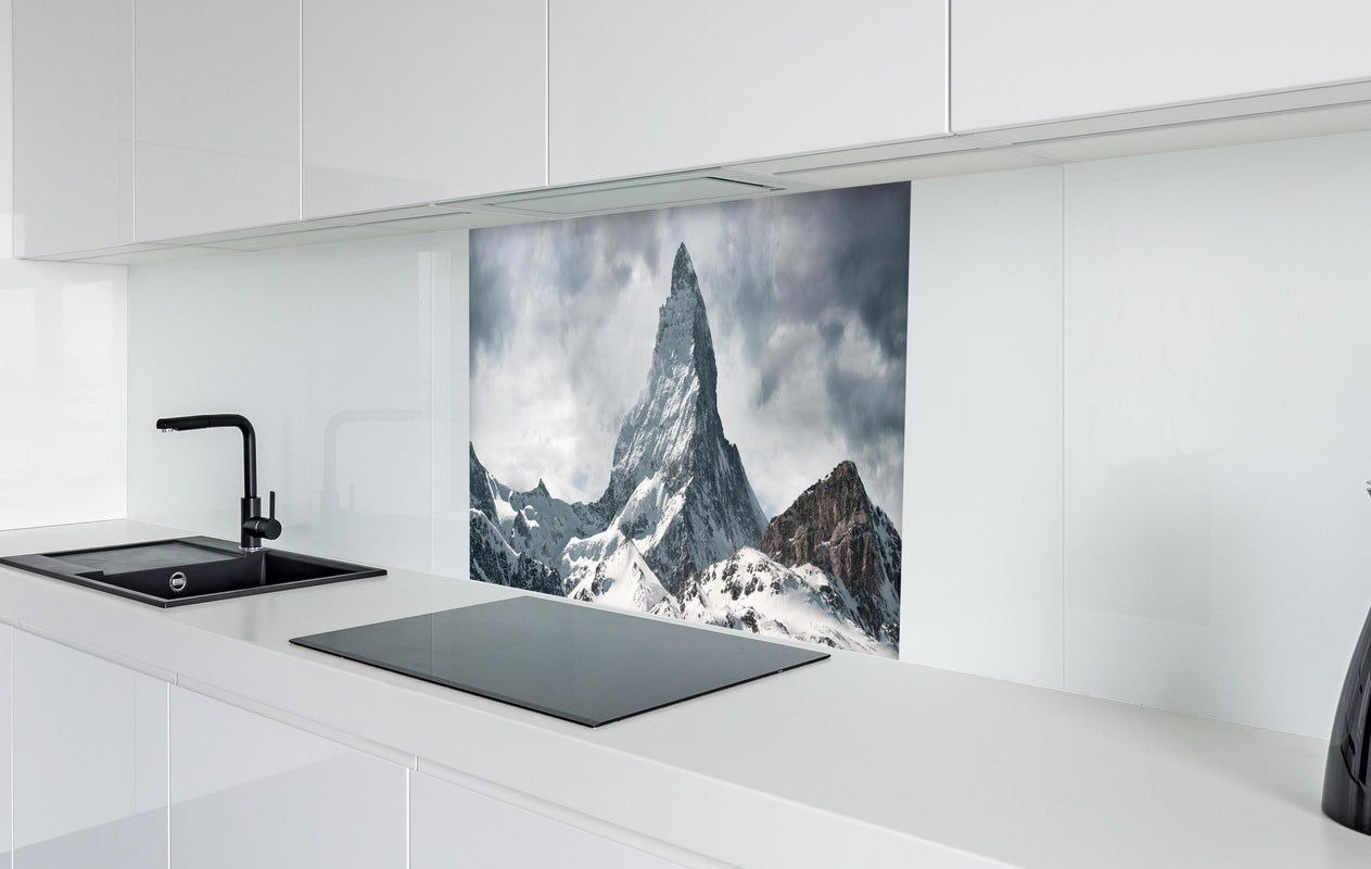 Spritzschutz - Panorama - Majestätischer Matterhorn - Alpen  in weißer Hochglanz-Küche hinter einem Cerankochfeld
