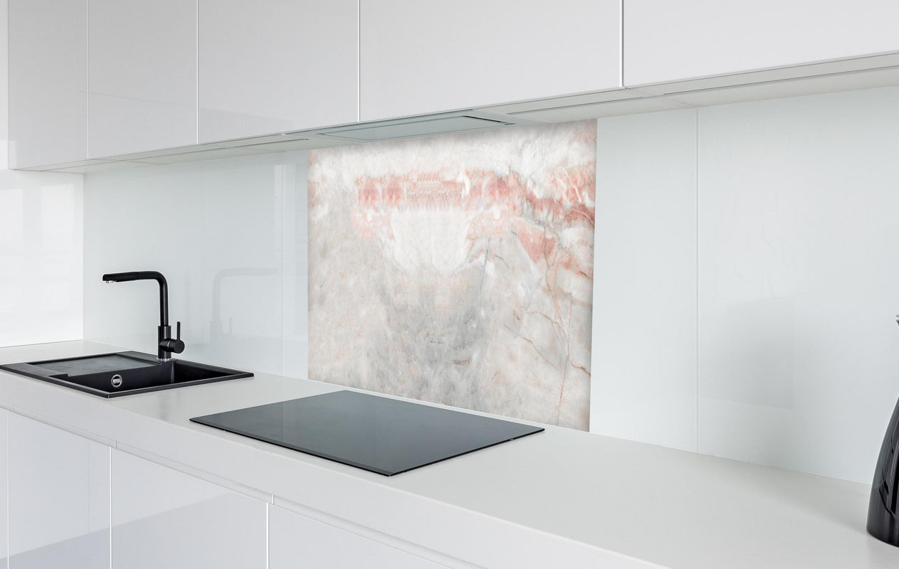 Spritzschutz - Panorama der grauen Marmor Textur  in weißer Hochglanz-Küche hinter einem Cerankochfeld