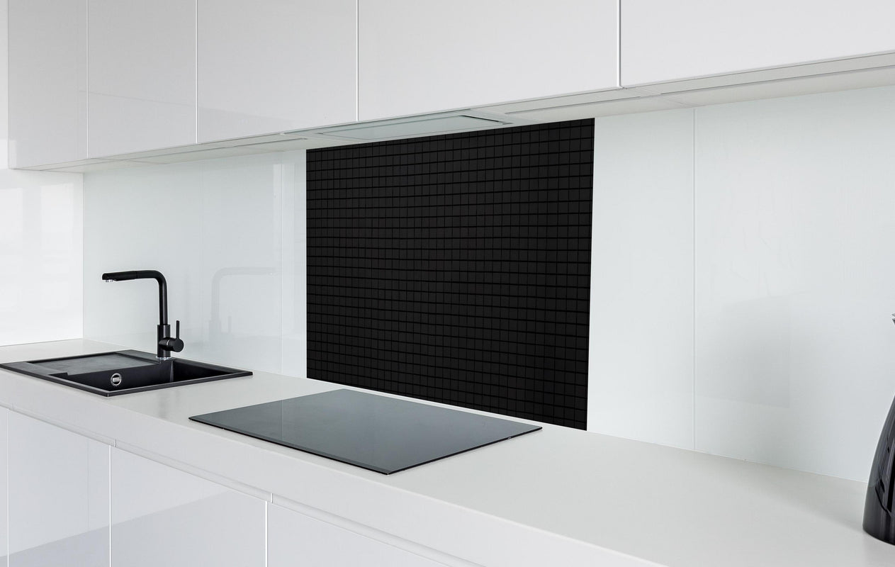 Spritzschutz - Panorama von schwarzem Ziegelmauer  in weißer Hochglanz-Küche hinter einem Cerankochfeld