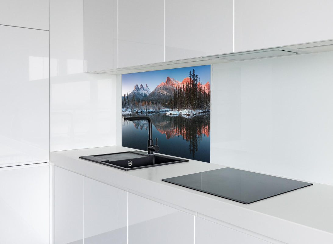 Spritzschutz - Perfektes Spiegelbild der Drei-Schwestern-Gipfel hinter modernem schwarz-matten Spülbecken in weißer Hochglanz-Küche