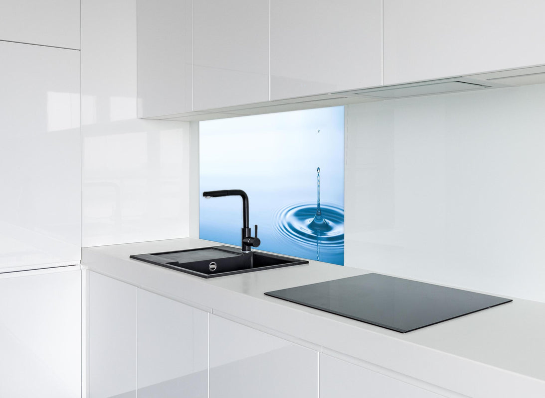 Spritzschutz - Plätschern der fallenden Wassertropfen hinter modernem schwarz-matten Spülbecken in weißer Hochglanz-Küche