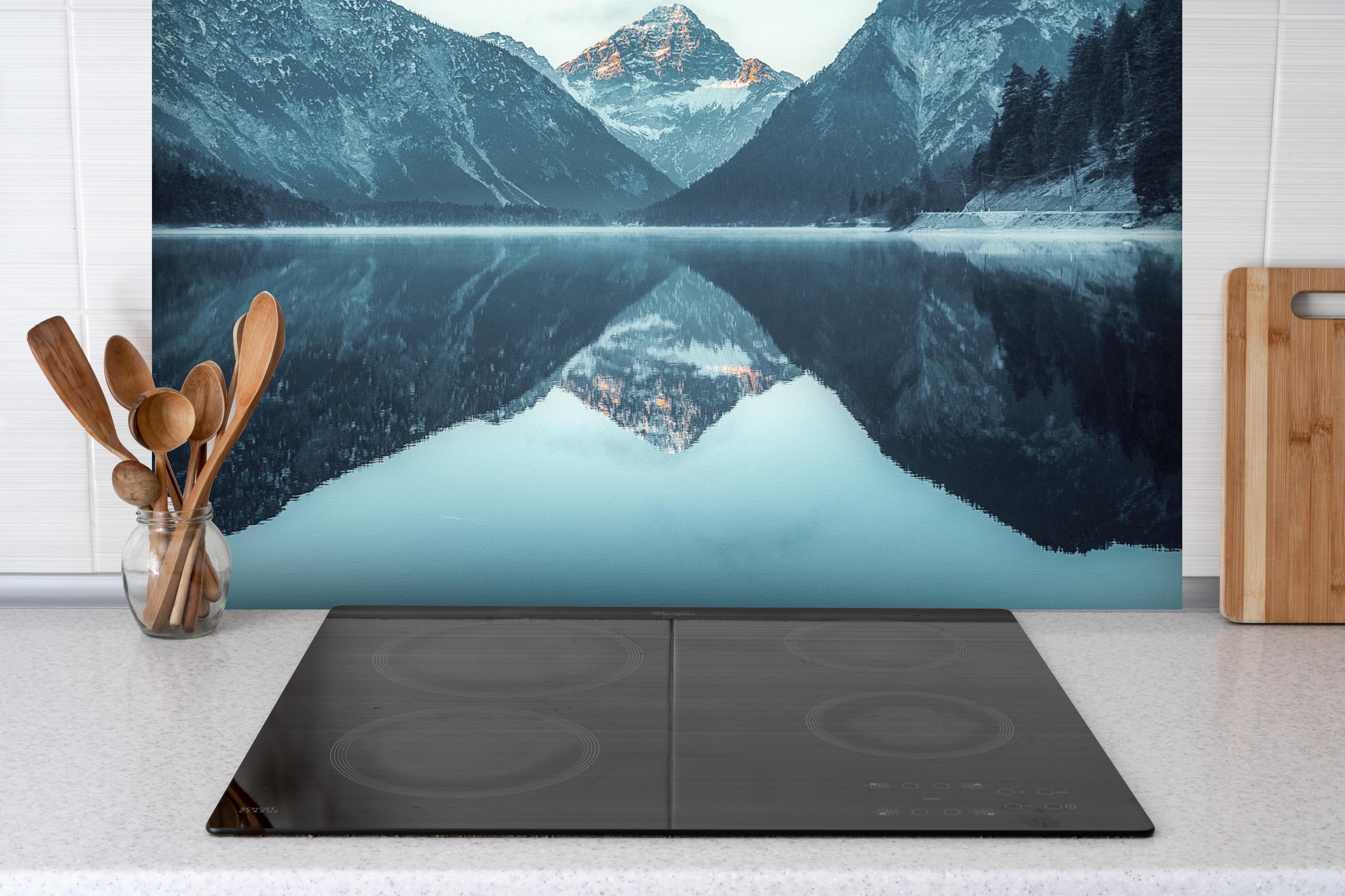 Spritzschutz - Plansee im Winter - Österreich hinter einem Cerankochfeld zwischen Holz-Kochutensilien
