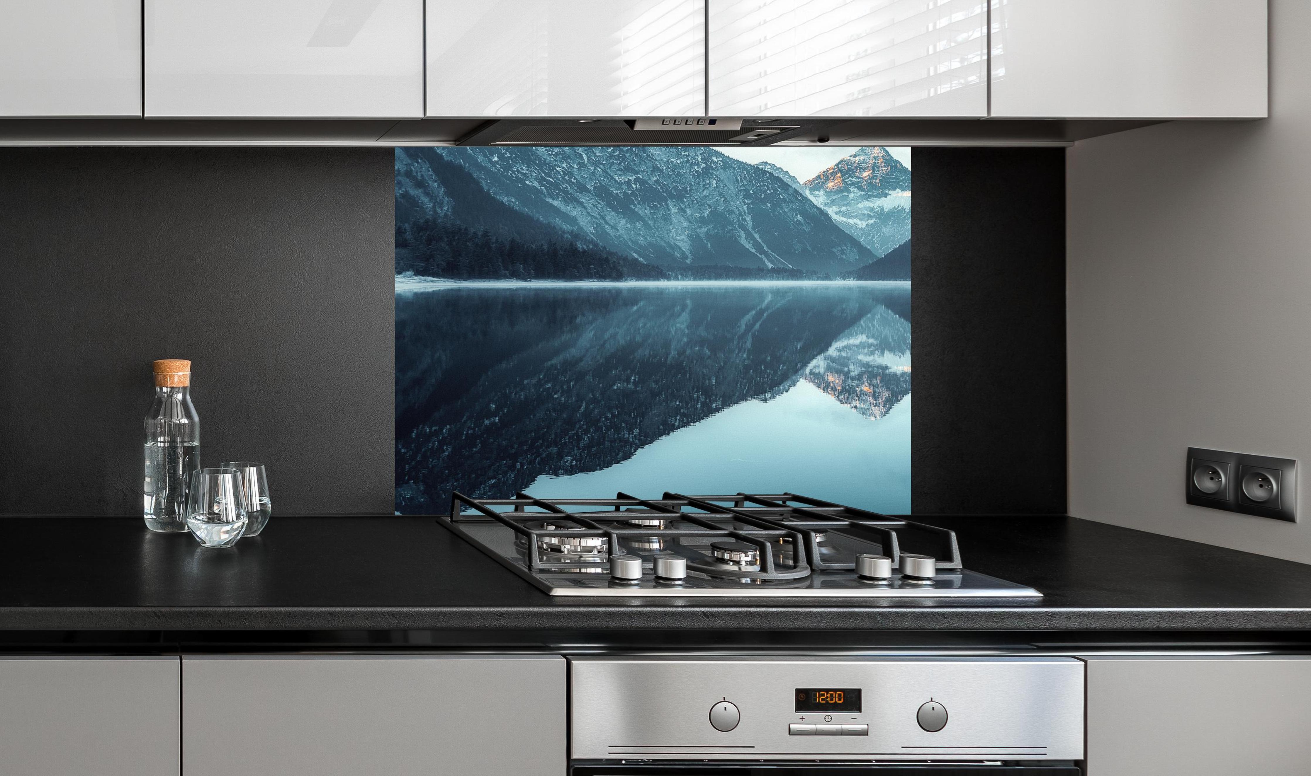 Spritzschutz - Plansee im Winter - Österreich an edler Anthrazit-Wand hinter silbernem Gasherd