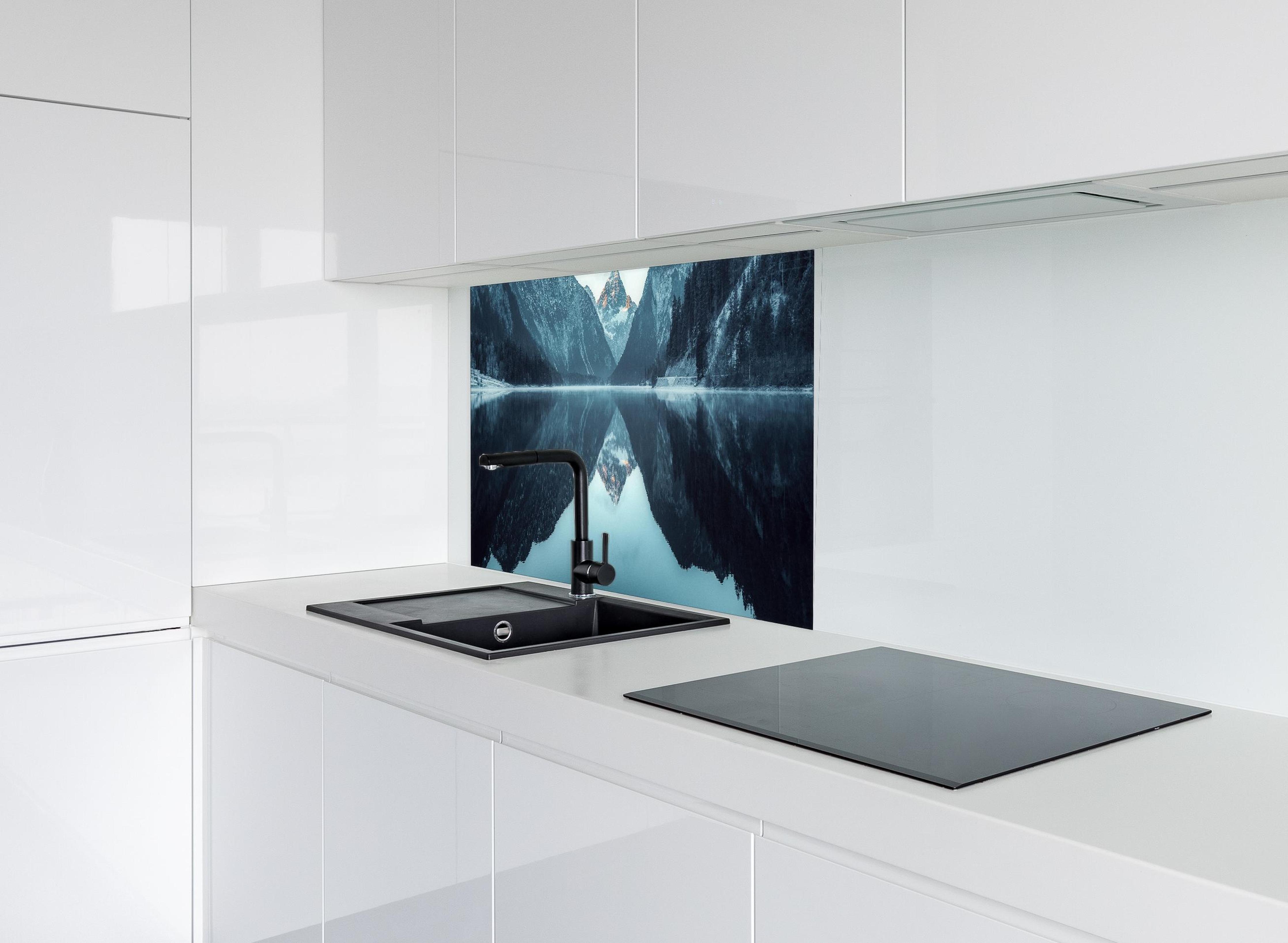 Spritzschutz - Plansee im Winter - Österreich hinter modernem schwarz-matten Spülbecken in weißer Hochglanz-Küche