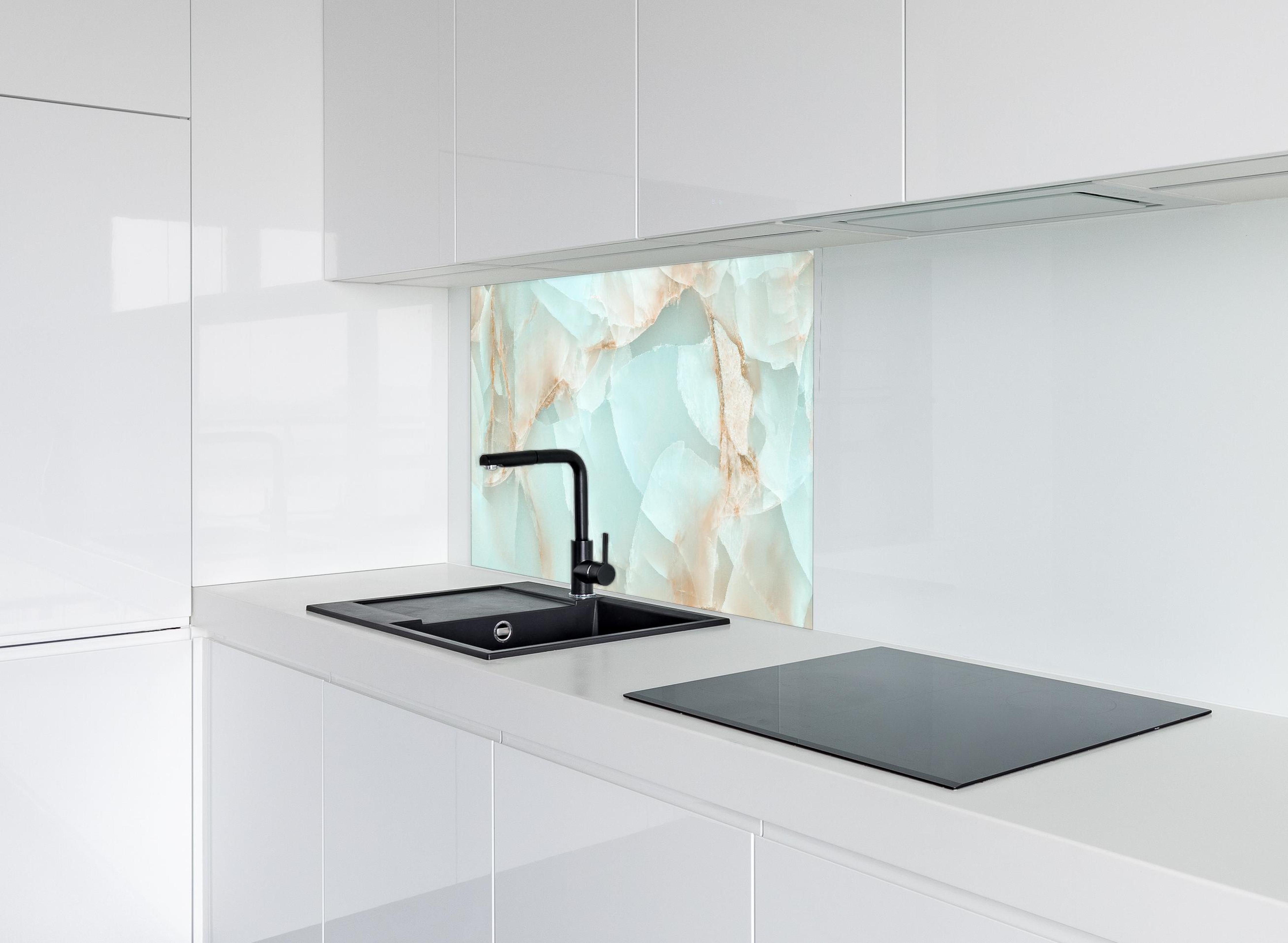 Spritzschutz - Polierter Onyx-Marmor hinter modernem schwarz-matten Spülbecken in weißer Hochglanz-Küche