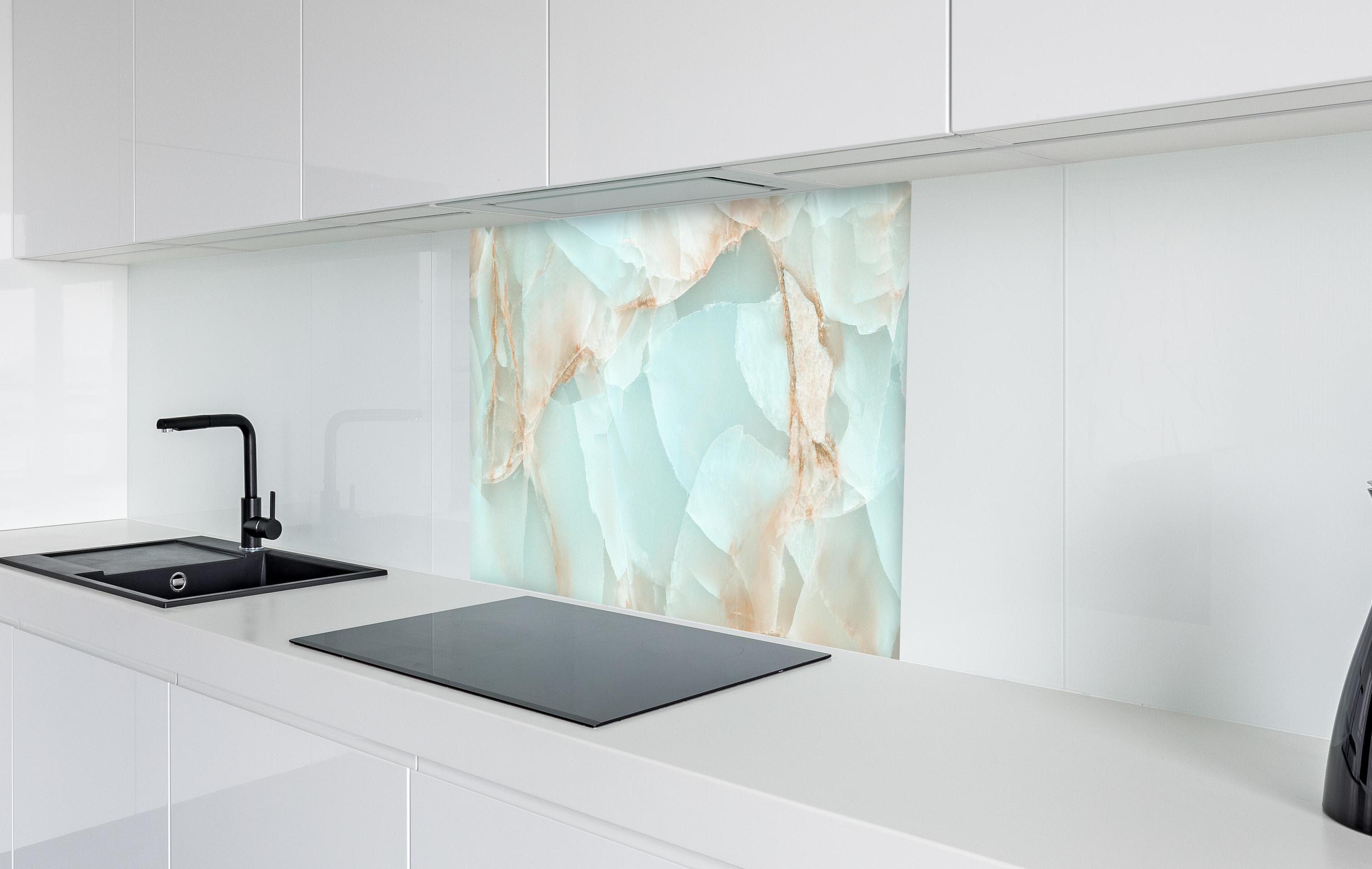 Spritzschutz - Polierter Onyx-Marmor  in weißer Hochglanz-Küche hinter einem Cerankochfeld