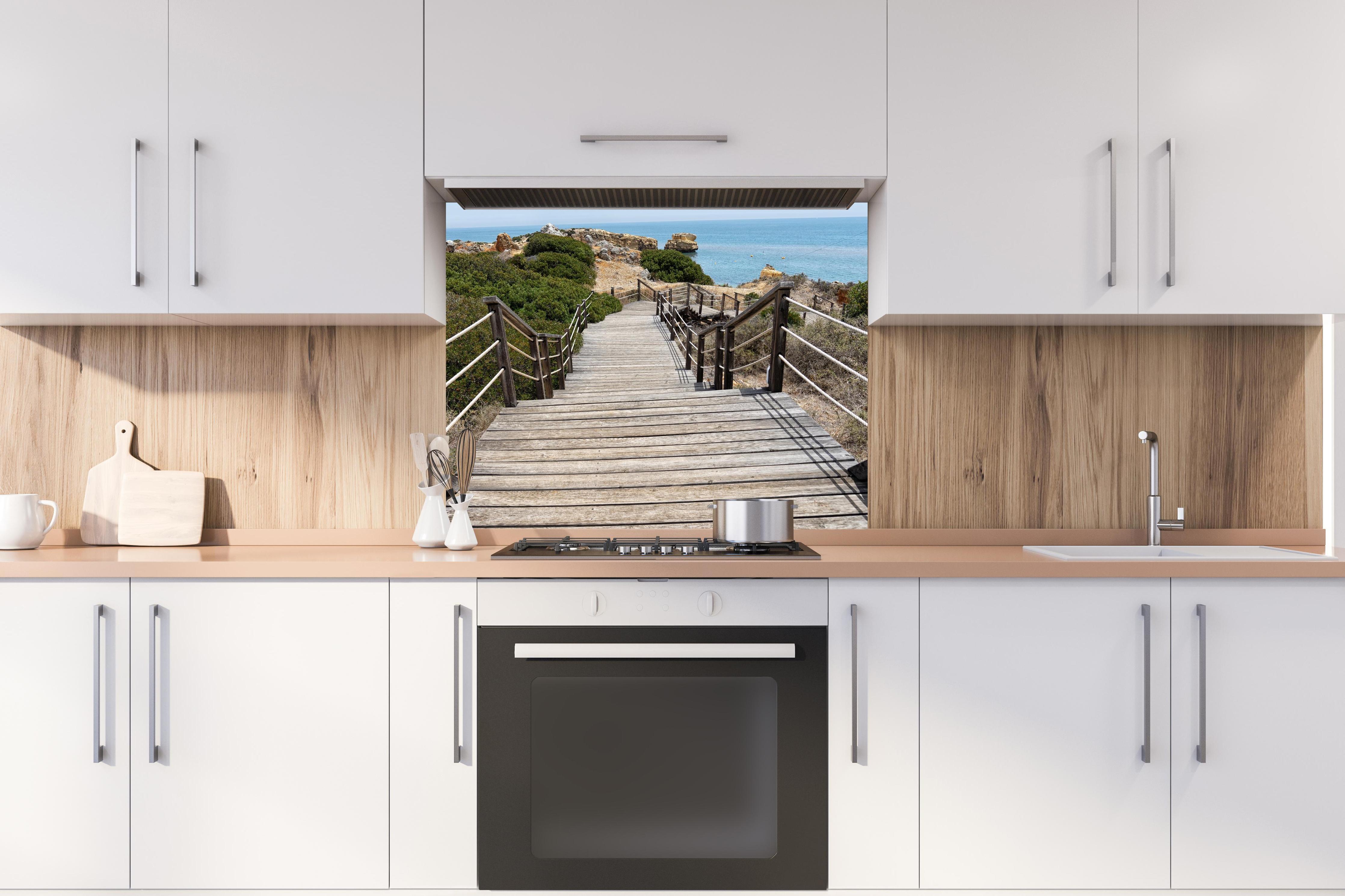 Spritzschutz - Portugal Küstenlinie hinter stilvollem Gasherd unter Dunstabzugshaube