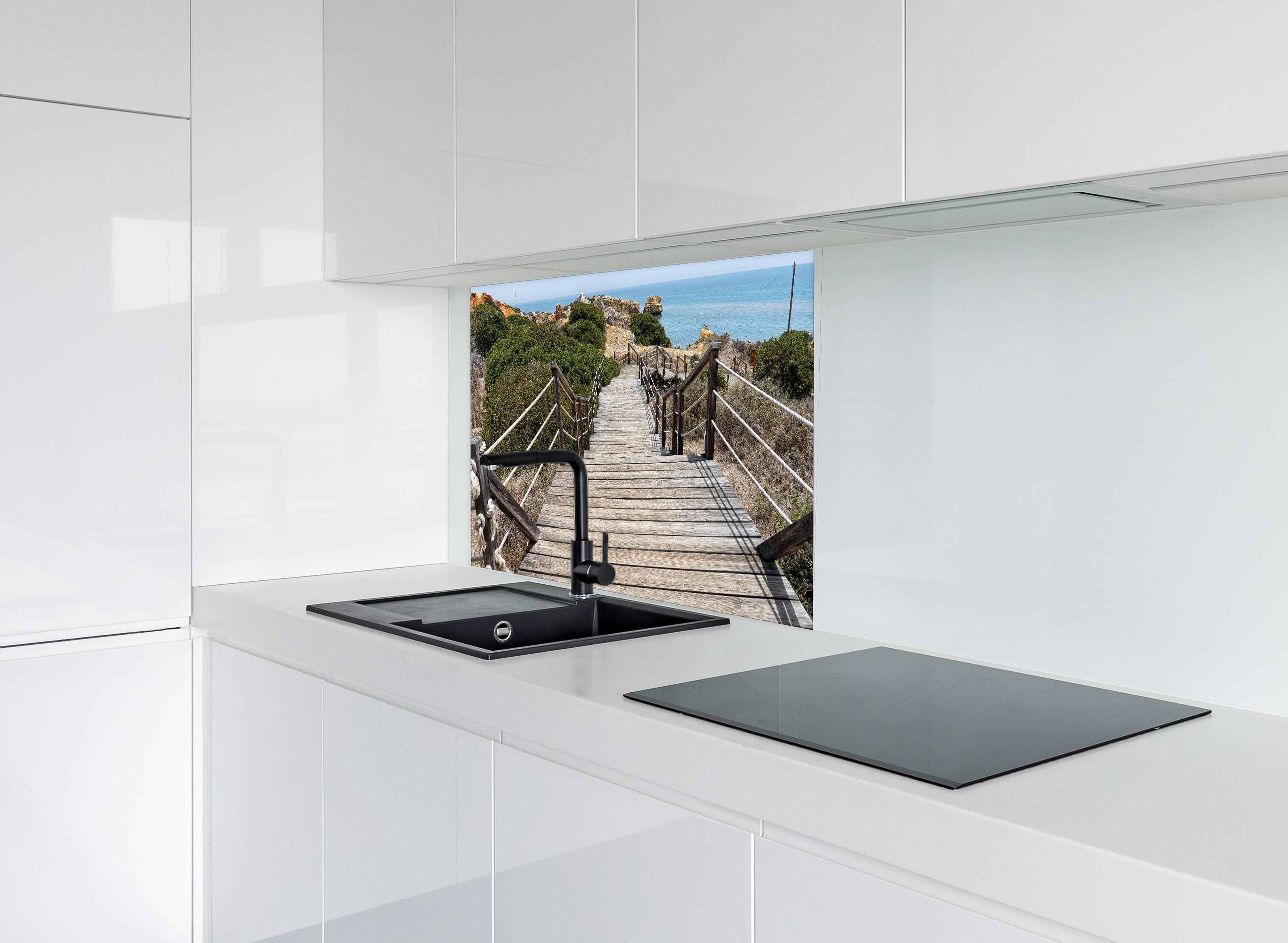 Spritzschutz - Portugal Küstenlinie hinter modernem schwarz-matten Spülbecken in weißer Hochglanz-Küche