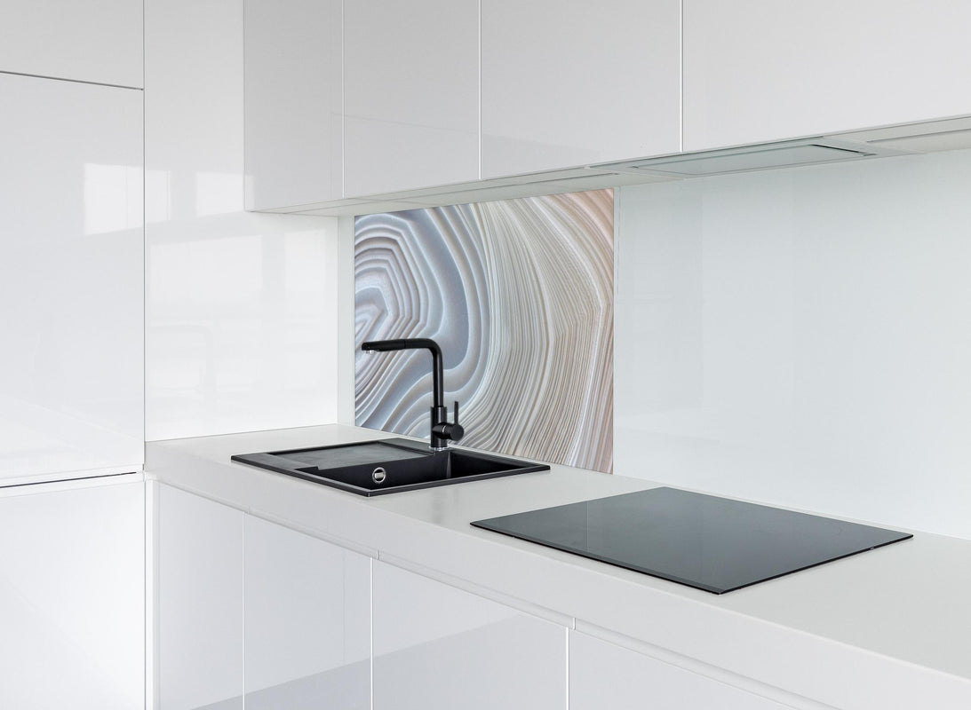 Spritzschutz - Querschnitt eines Achatkristalls hinter modernem schwarz-matten Spülbecken in weißer Hochglanz-Küche