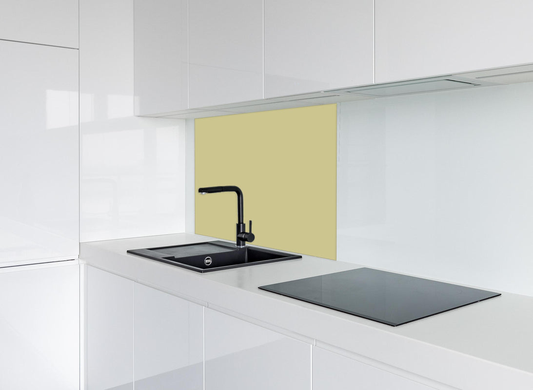 Spritzschutz - RAL 1000 (Grünbeige) hinter modernem schwarz-matten Spülbecken in weißer Hochglanz-Küche