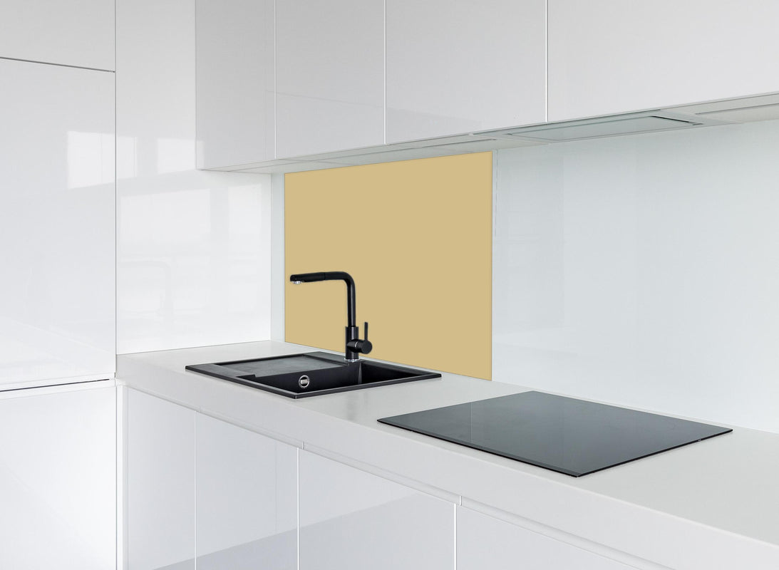 Spritzschutz - RAL 1001 (Beige) hinter modernem schwarz-matten Spülbecken in weißer Hochglanz-Küche