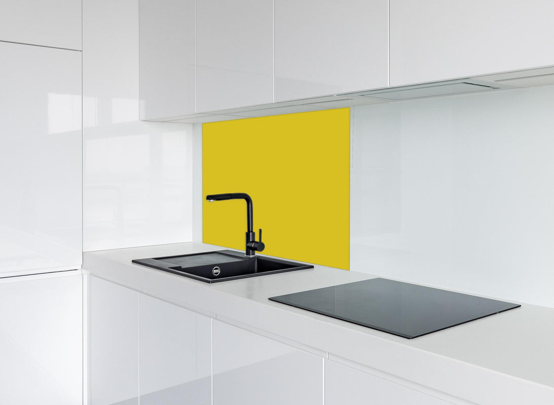 Spritzschutz - RAL 1012 (Zitronengelb) hinter modernem schwarz-matten Spülbecken in weißer Hochglanz-Küche
